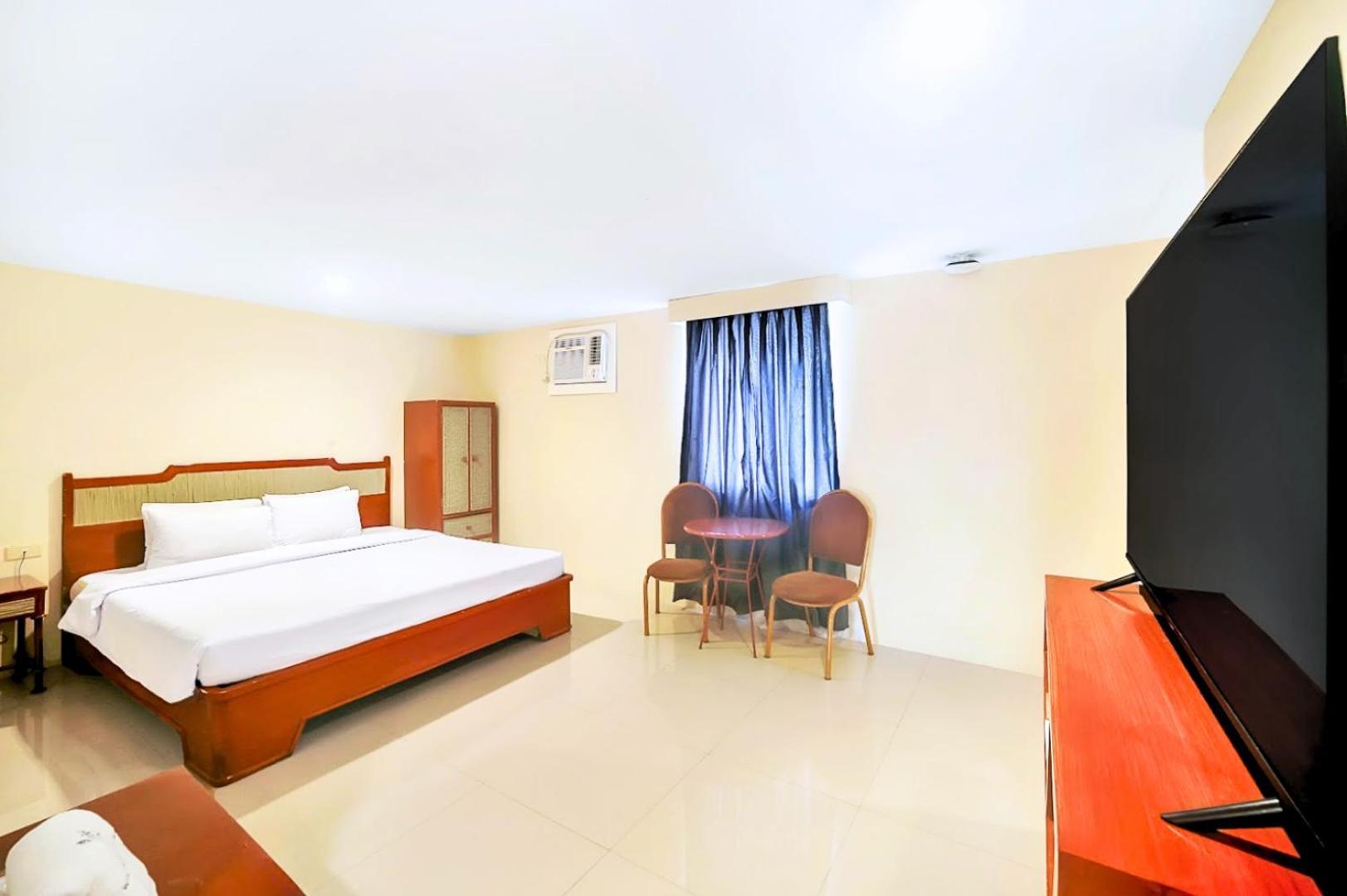 Whiterock Beach Hotel And Waterpark Subic Bay Exterior photo