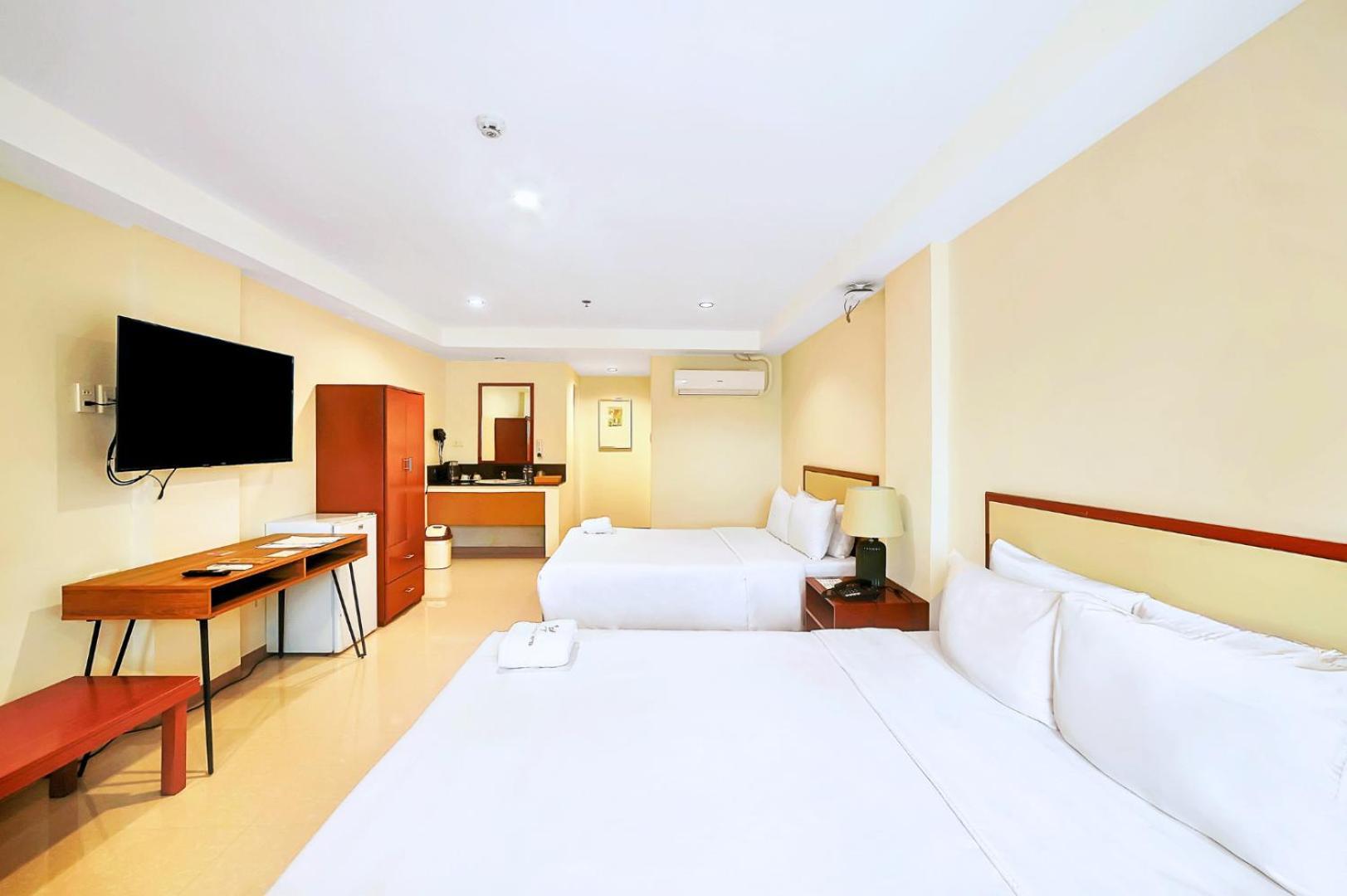 Whiterock Beach Hotel And Waterpark Subic Bay Exterior photo