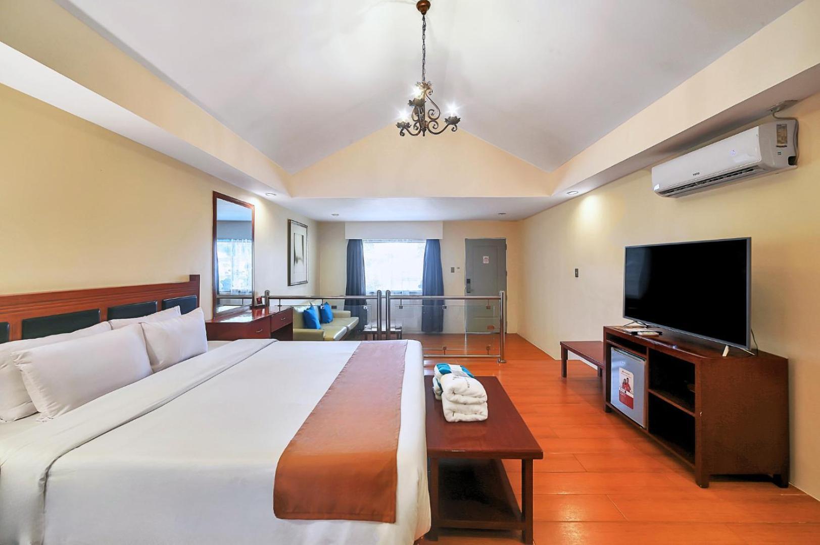 Whiterock Beach Hotel And Waterpark Subic Bay Exterior photo