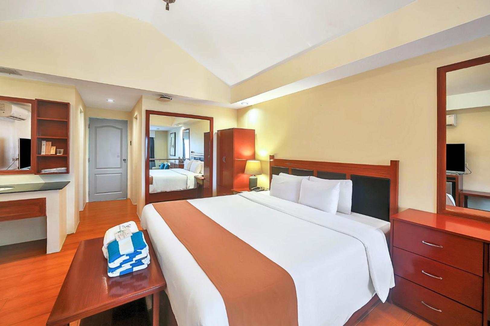 Whiterock Beach Hotel And Waterpark Subic Bay Exterior photo