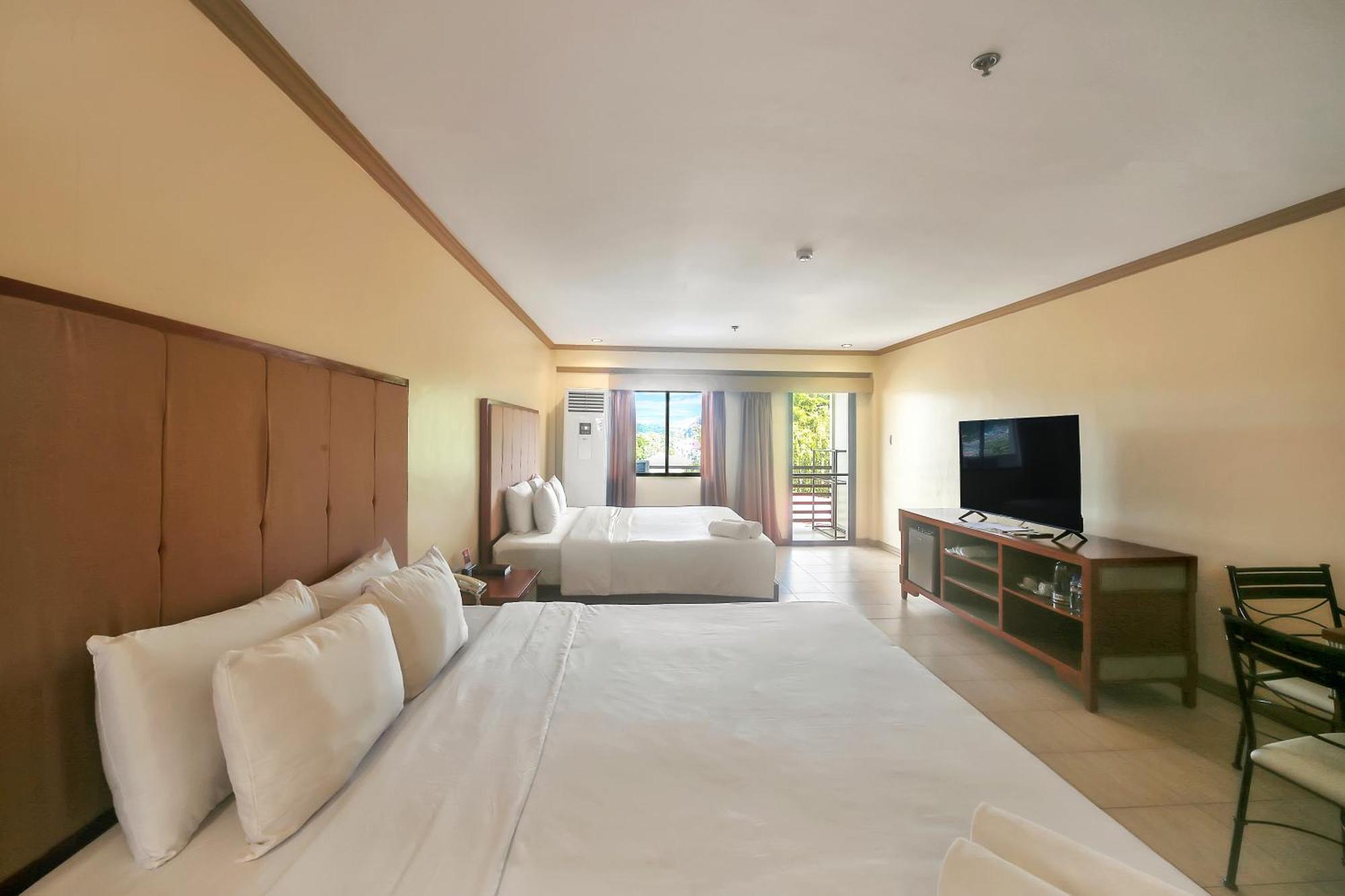 Whiterock Beach Hotel And Waterpark Subic Bay Exterior photo