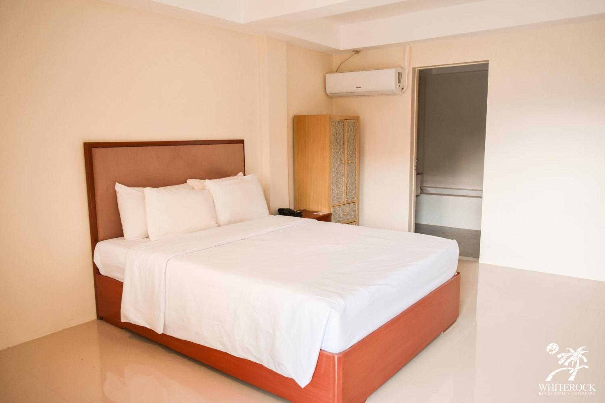 Whiterock Beach Hotel And Waterpark Subic Bay Exterior photo