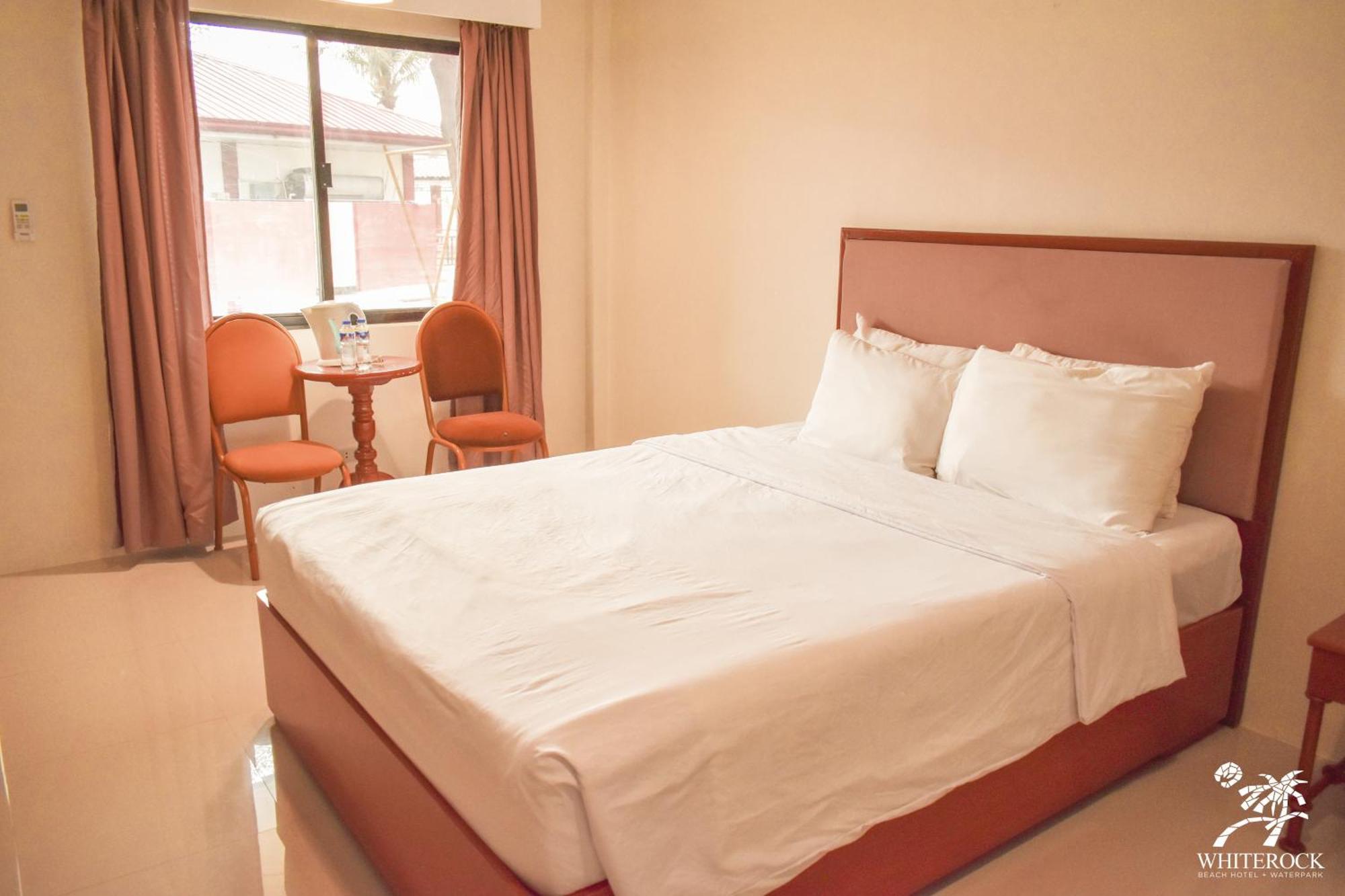 Whiterock Beach Hotel And Waterpark Subic Bay Exterior photo