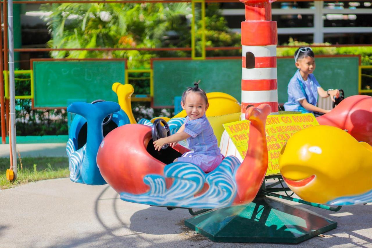 Whiterock Beach Hotel And Waterpark Subic Bay Exterior photo